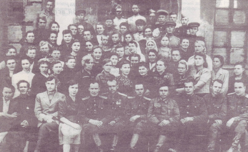 Персонал госпиталя №5928, г. Лутугино, 04.10.1946 г. Персонал госпиталя №5928, г. Лутугино, 04.10.1946 г.